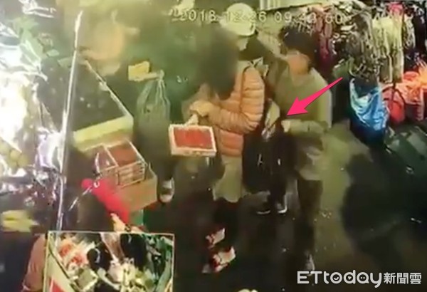 ▲▼2人一組的扒竊集團，在淡水中山市場盯上一名林姓婦人，左右包夾偷走皮包。（圖／記者陳以昇翻攝）