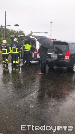 ▲ 貢寮台2線水泥車追撞2台轎車 駕駛1輕傷。（圖／記者郭世賢翻攝）