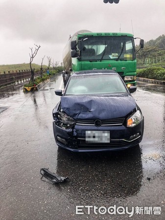 ▲ 貢寮台2線水泥車追撞2台轎車 駕駛1輕傷。（圖／記者郭世賢翻攝）