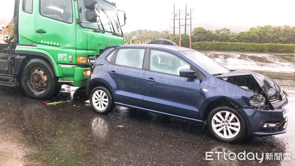 ▲ 貢寮台2線水泥車追撞2台轎車 駕駛1輕傷。（圖／記者郭世賢翻攝）