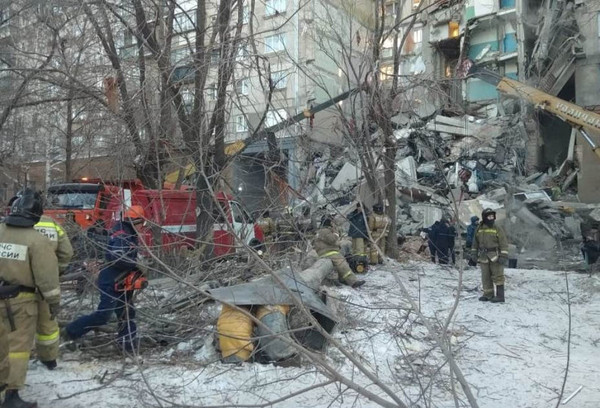 ▲▼俄羅斯公寓疑似發生氣爆，救災人員在倒塌的大樓旁協助。（圖／路透）