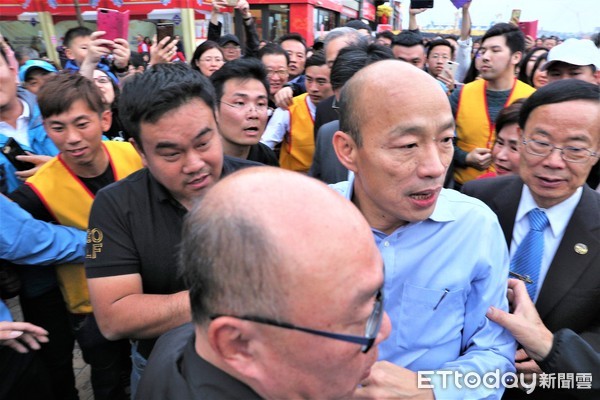 ▲▼高雄市長韓國瑜在31日到香蕉碼頭參加「第八屆北京特色周暨2018地壇文化廟會~高雄之旅｣的活動，現場韓粉擠爆現場。（圖／記者宋德威攝，下同）