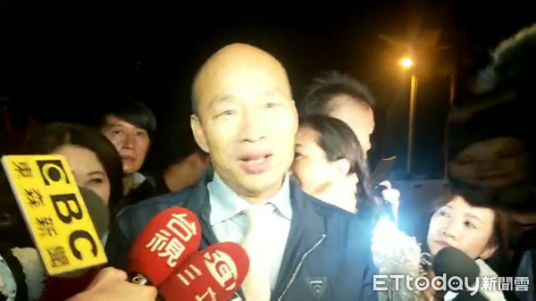 ▲韓國瑜市長跟夫人抵達現場，還刻意戴了領帶             。（圖／地方中心記者攝）