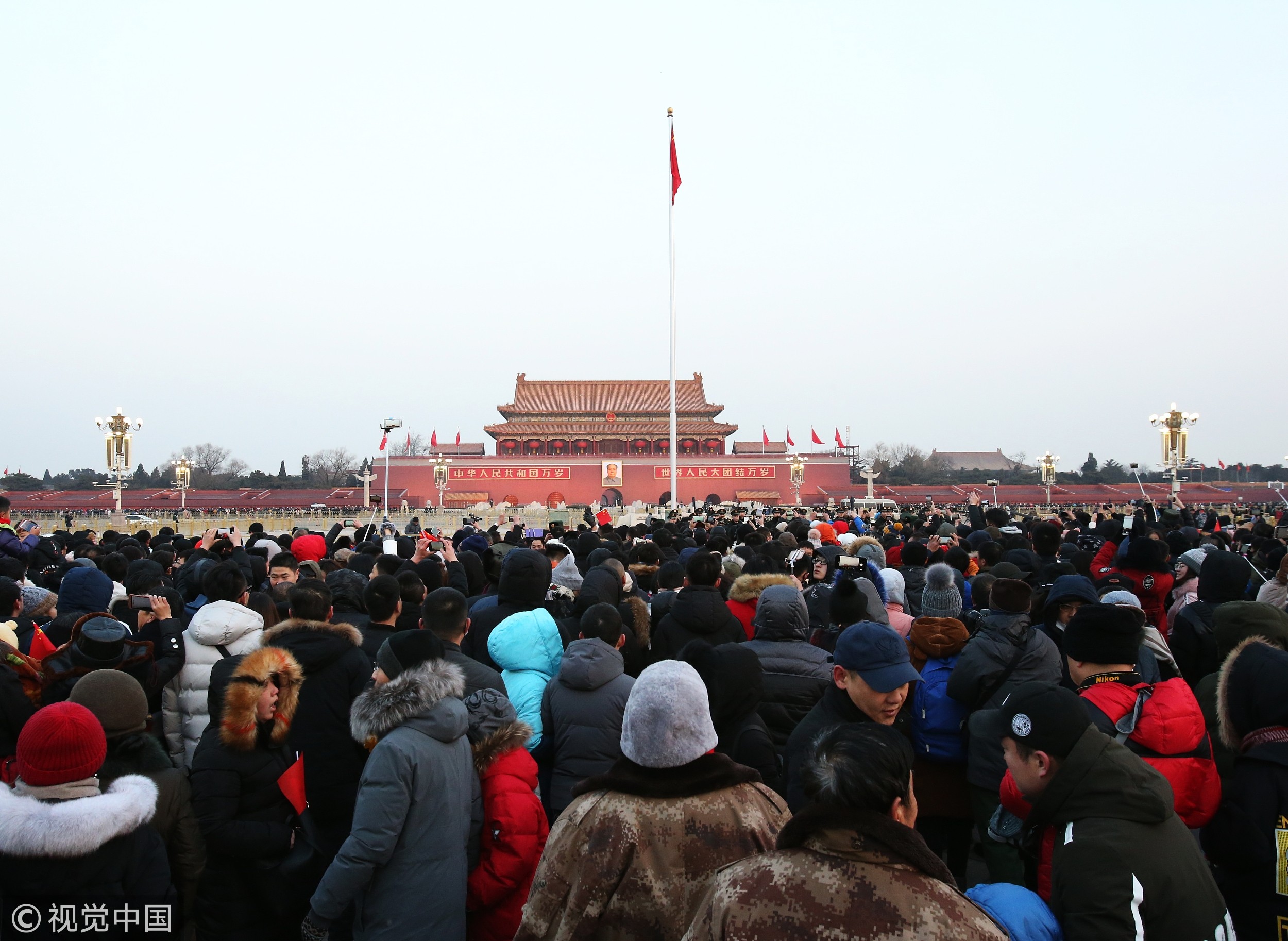 ▲▼新年第一天，群眾頂著嚴寒在天安門廣場觀看升國旗儀式。（圖／CFP）