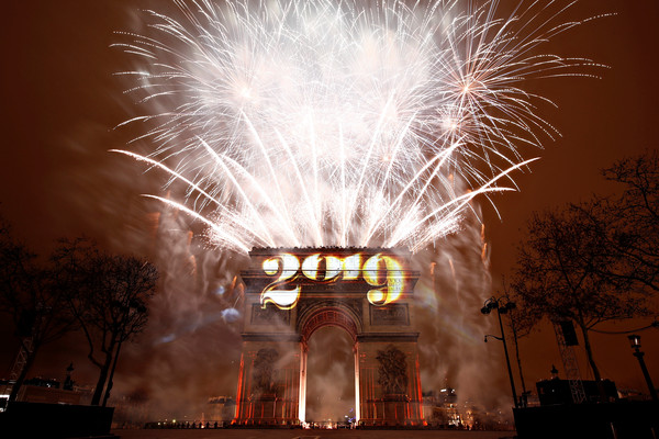 ▲▼法國巴黎凱旋門迎接2019跨年。（圖／路透）