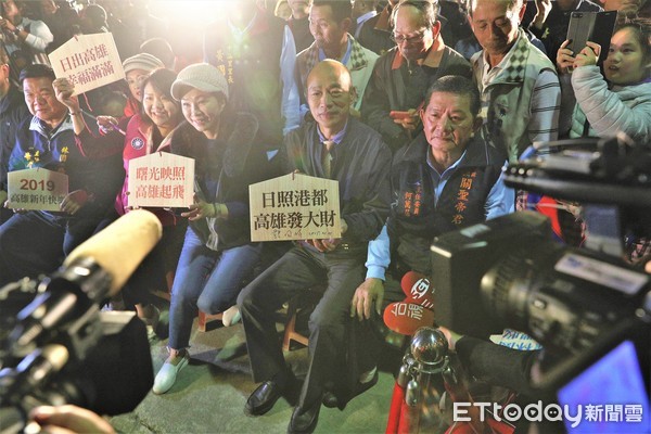 ▲▼高雄市長韓國瑜夫婦1日上午到林園汕尾漁港迎接曙光。（圖／記者宋德威攝，下同）