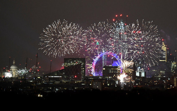 ▲▼煙火照亮英國倫敦摩天輪周邊的天空，人們歡慶2019年的來到。（圖／路透）