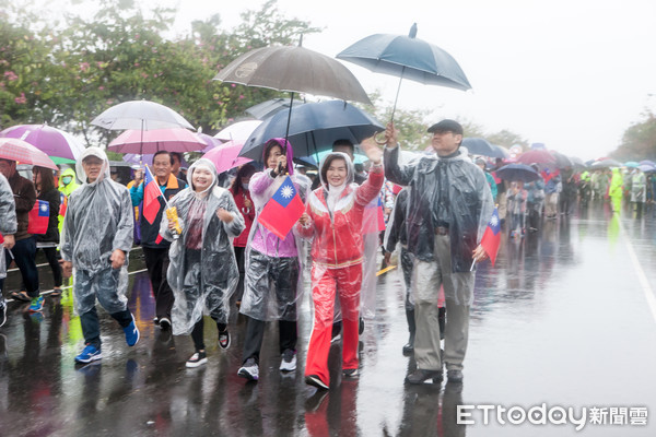 ▲▼大雨中，宜蘭縣長林姿妙復辦的宜蘭縣政府元旦升旗活動，有近千人冒雨參與。（圖／記者游芳男翻攝，下同）