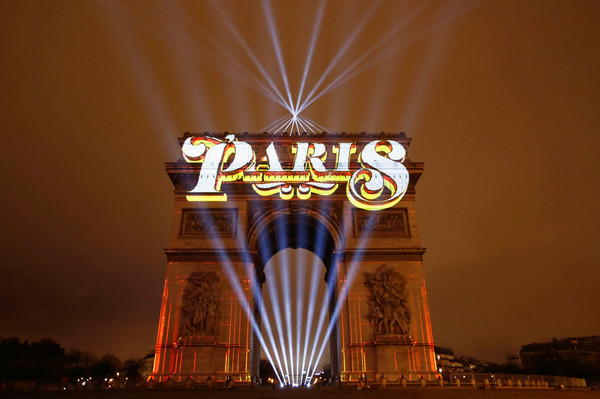 ▲▼2019年法國巴黎凱旋門煙火燈光秀。（圖／路透）
