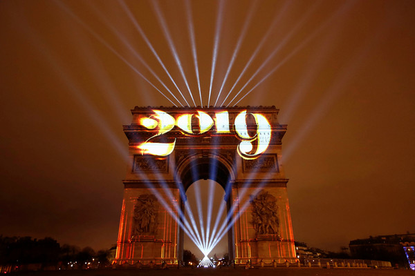 ▲▼2019年法國巴黎凱旋門煙火燈光秀。（圖／路透）