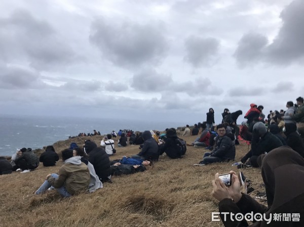 ▲墾丁龍磐公園未迎到第一道曙光　遊客：過程比結果重要。圖／記者陳崑福攝）