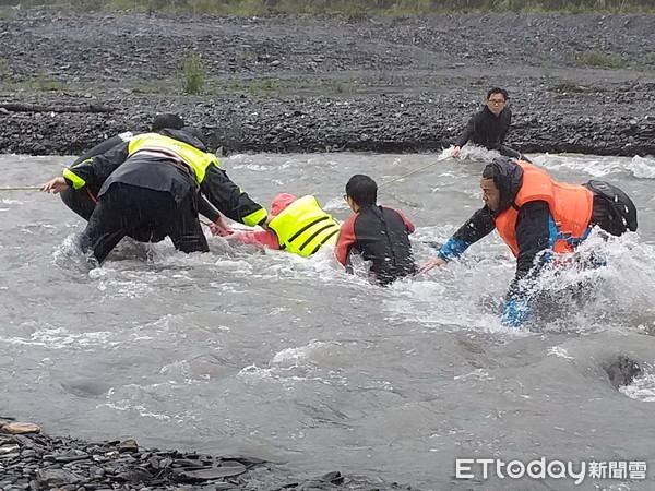 ▲▼警消拉繩並以人力接龍方式，在湍急清水溪水中，陸續將受困溪床上的吉普車上3人一一救出，過程險象環生，所幸3人被救出都無大礙。（圖／記者游芳男翻攝，下同）