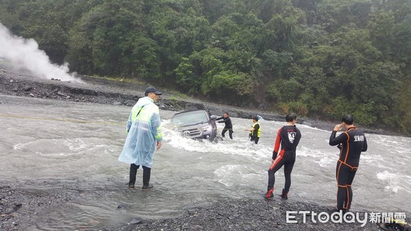 ▲▼警消拉繩並以人力接龍方式，在湍急清水溪水中，陸續將受困溪床上的吉普車上3人一一救出，過程險象環生，所幸3人被救出都無大礙。（圖／記者游芳男翻攝，下同）