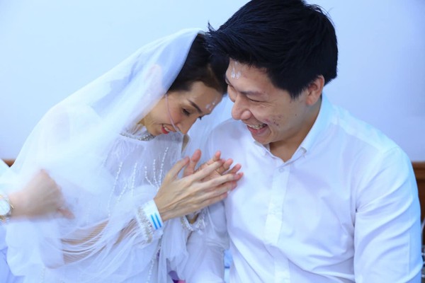 ▲▼泰國男子在病房與罹癌女友結婚。（圖／翻攝自Facebook／TuaKook Kook Kitjaroenchai）