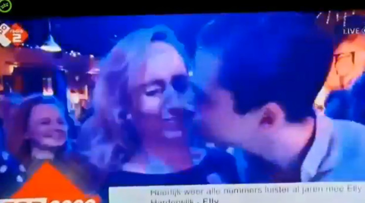 ▲荷蘭一名男子跨年時想親吻女伴，竟然張開大嘴。（圖／翻攝自@ThatRexGuy推特）