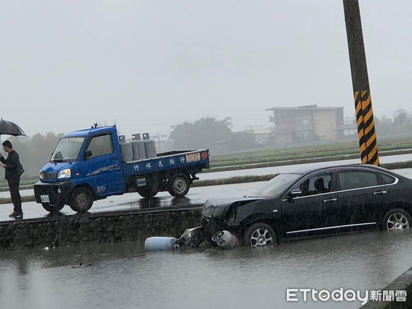 ▲宜蘭三星鄉元旦發生載桶裝瓦斯小貨車與轎車相撞車禍意外，小貨車車上的瓦斯桶，在碰撞後掉落田間，網友看到畫面後，直呼嚇死人了，並將畫面PO9上臉書宜蘭知識+。（圖／擷取自宜蘭知識+）。