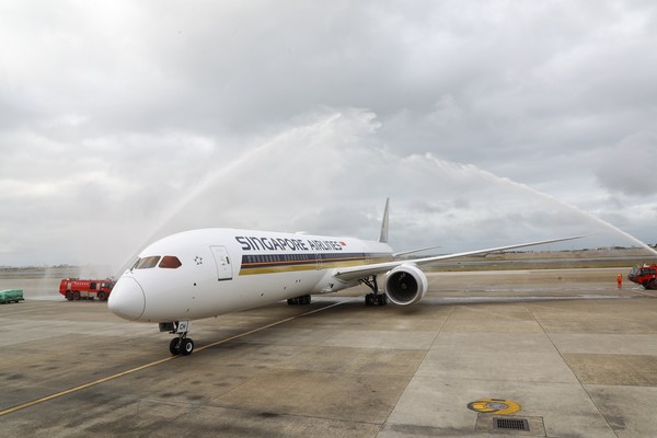 ▲▼灑水儀式歡迎新航全新787-10抵達台北桃園機場。（圖／新航提供）