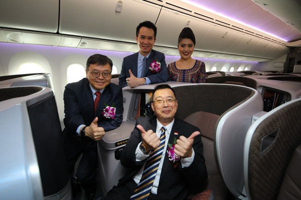▲▼灑水儀式歡迎新航全新787-10抵達台北桃園機場。（圖／新航提供）