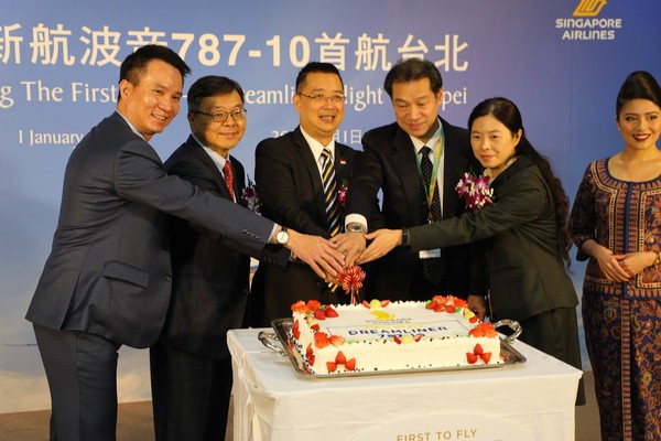 ▲▼灑水儀式歡迎新航全新787-10抵達台北桃園機場。（圖／新航提供）