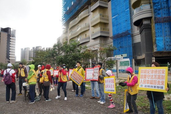 ▲桃園元旦升旗活動，法稅改革聯盟邀民眾連署稅改，期讓人民幸福起飛。（圖／法稅改革聯盟提供）