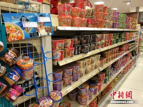 ▲北京一家超市貨架上擺放的泡麵。（圖／翻攝自中新網）
