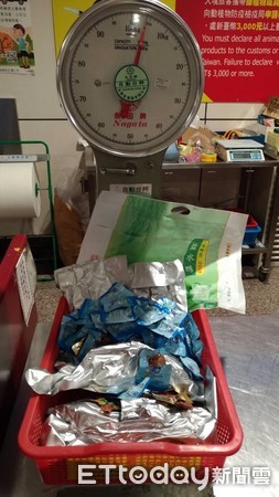 ▲▼旅客從南京帶回鴨肉製品。（圖／關務署台北關提供）