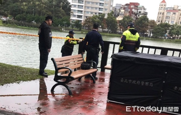 ▲碧潭公園發現一名男子在湖面漂浮，已明顯死亡。（圖／記者黃彥傑翻攝）