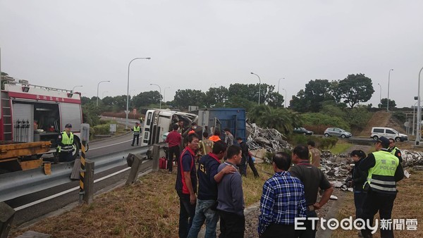 ▲國道一號南下安定交流道出口閘道，一輛營業曳引車自撞護攔翻車，駕駛人受困變形駕駛座內傷重死亡，全案目前由國道警察第四隊調查處理中。（圖／記者林悅翻攝）