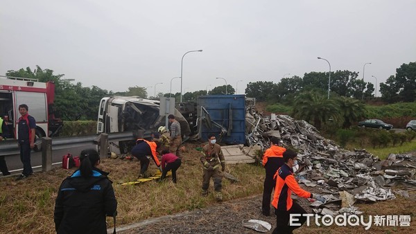 ▲國道一號南下安定交流道出口閘道，一輛營業曳引車自撞護攔翻車，駕駛人受困變形駕駛座內傷重死亡，全案目前由國道警察第四隊調查處理中。（圖／記者林悅翻攝）