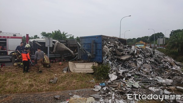 ▲國道一號南下安定交流道出口閘道，一輛營業曳引車自撞護攔翻車，駕駛人受困變形駕駛座內傷重死亡，全案目前由國道警察第四隊調查處理中。（圖／記者林悅翻攝）