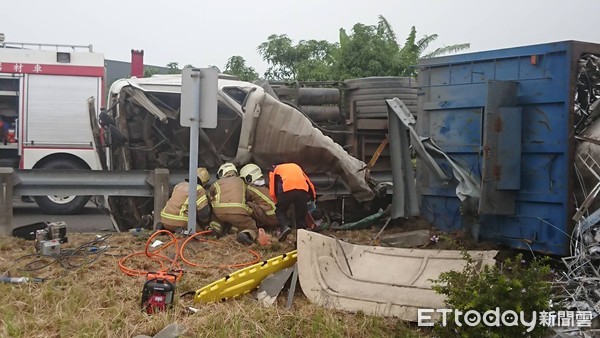 ▲國道一號南下安定交流道出口閘道，一輛營業曳引車自撞護攔翻車，駕駛人受困變形駕駛座內傷重死亡，全案目前由國道警察第四隊調查處理中。（圖／記者林悅翻攝）