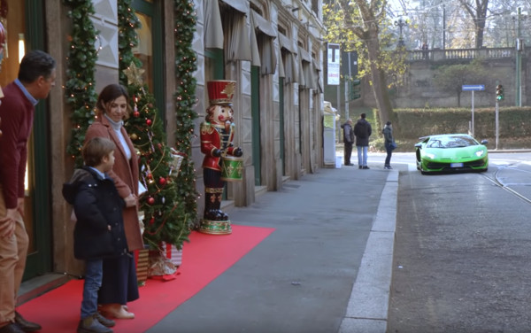 藍寶堅尼Aventador SVJ化身聖誕雪橇來送禮　樂翻一票死忠「小」車迷（圖／翻攝自藍寶堅尼）