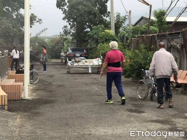 ▲屏東枋寮一安養中心火警　救出38位住民　一人二級燙傷。（圖／記者陳崑福翻攝）