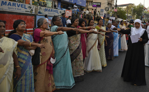 ▲▼印度婦女組成「女性牆」抗議性別歧視。（圖／達志影像／美聯社）