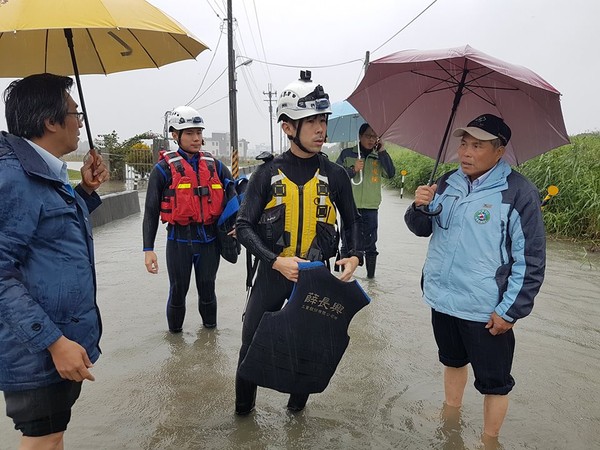 ▲▼宜蘭連日豪雨，冬山鄉低窪的武淵村東六路地區淹水50至80公分深，連路面都淹沒，縣議員楊弘旻（上圖左）會勘說，跨年至今淹3天了，住戶出入不得，2日因有住戶生病，要外出就醫，他找來消防隊才協助脫困。（圖／宜蘭縣議員楊弘旻提供）