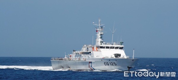 ▲▼海巡署2日出動連江艦、桃園艦趕赴翻船海難現場救援。（圖／記者張君豪翻攝）