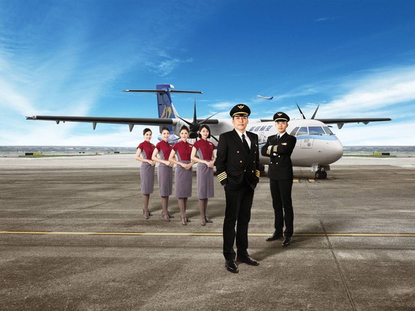 ▲▼華信航空持續引進9架ATR-72新機，宣布今年將再招募20名機師。（圖／華信航空提供）