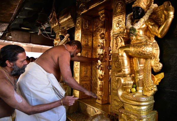 ▲▼2名女性打破禁忌進入印度沙巴瑞瑪拉神廟（Sabarimala Shrine），神廟緊急關閉1小時進行淨化儀式。（圖／路透）