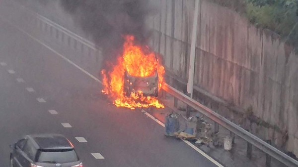 ▲▼     火燒車        。（圖／翻攝自爆料公社）