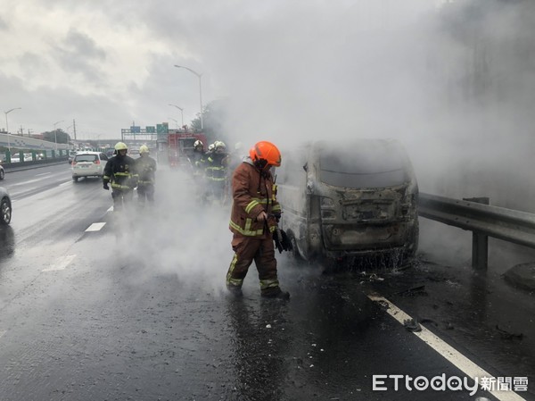 ▲▼      國道火燒車       。（圖／記者陳雕文翻攝）