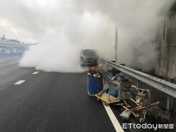 ▲▼      國道火燒車       。（圖／記者陳雕文翻攝）