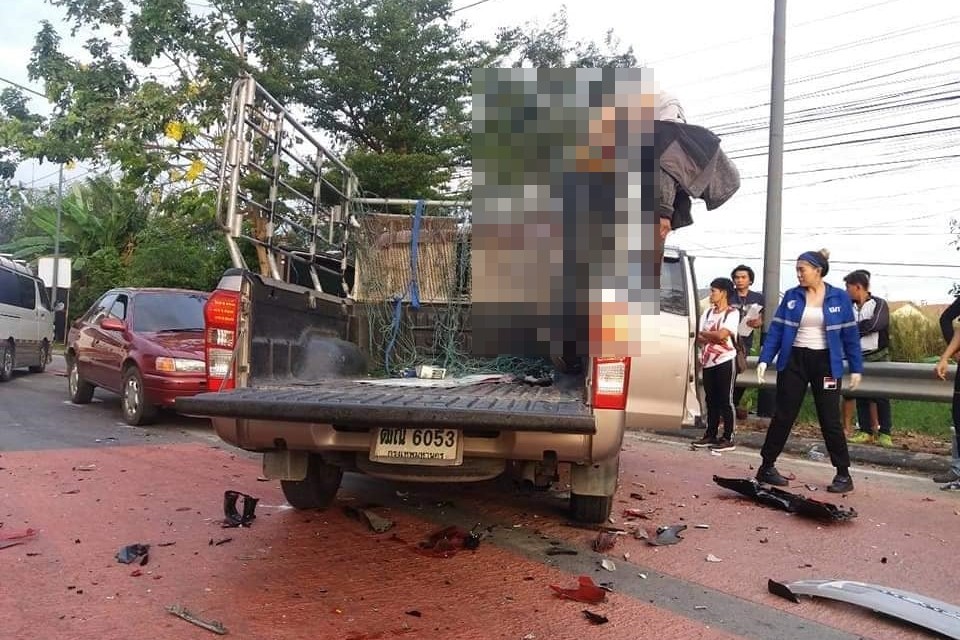 ▲泰國暖武里府（Nonthaburi Province）一名重型機車騎士過彎撞貨車慘死。（圖／翻攝自กู้ภัยป่อเต็กตึ้ง สภ. บางครีเมือง ศูนย์ศูนย์สี่臉書）