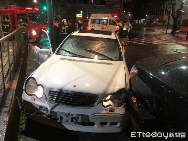 ▲▼   又撞救護車！賓士擦撞值勤救護車　駕駛受困遭救5送醫     。（圖／記者趙永博攝）