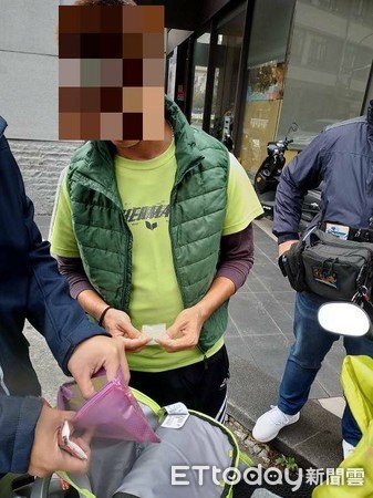 ▲吸毒男子隨身帶30個保險套,遭警盤查起獲毒品一包             。（圖／記者吳奕靖翻攝）