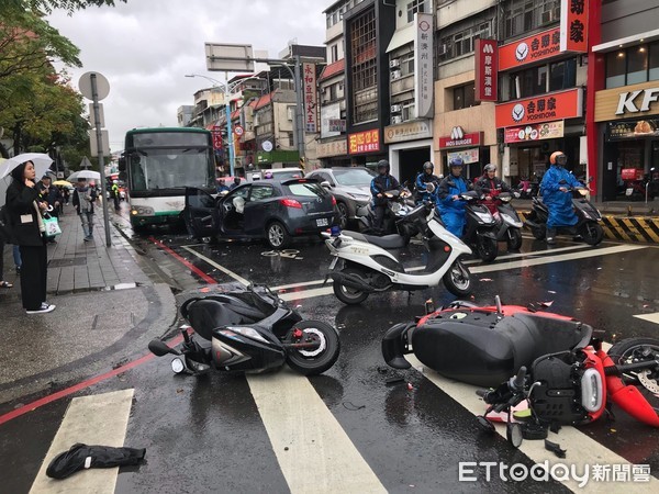 ▲▼新北市輔大前，李姓男子恍神失控衝向對面車道，撞倒2機車後，在撞上公車，造成4人輕傷。（圖／記者陳以昇翻攝）