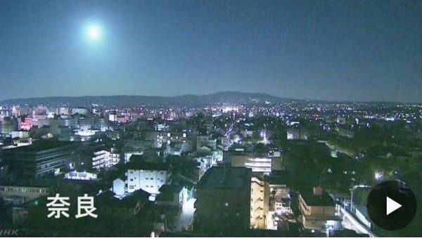 ▲神秘火球劃過日本西部上空，京都、奈良、大阪等多個城市都看得到。(圖／翻攝自YouTube)