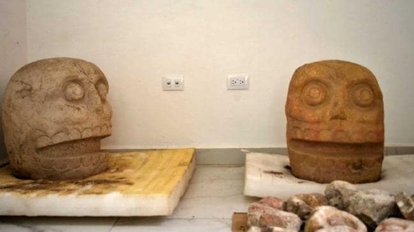 ▲在神廟附近發現兩個類似頭顱的石像，估計是祭祀後用來套上人皮之用。(圖／墨西哥「國立人類學暨歷史研究學院」)