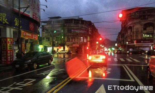 ▲ 基隆落雨視線差 一天接連發生二起機車撞死晨起老人。（圖／記者郭世賢翻攝）