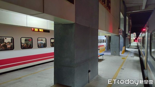▲台鐵發生死傷事故，楊梅堵了好幾台火車。（圖／記者陳政錄攝）