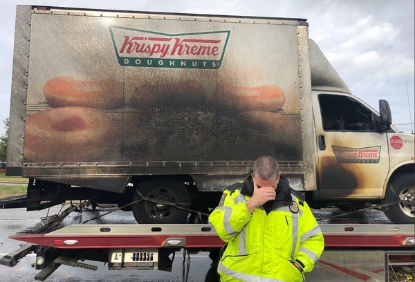 ▲▼員警對於甜甜圈貨車燒毀感到不捨。（圖／攝自twitter／Lexington Police）